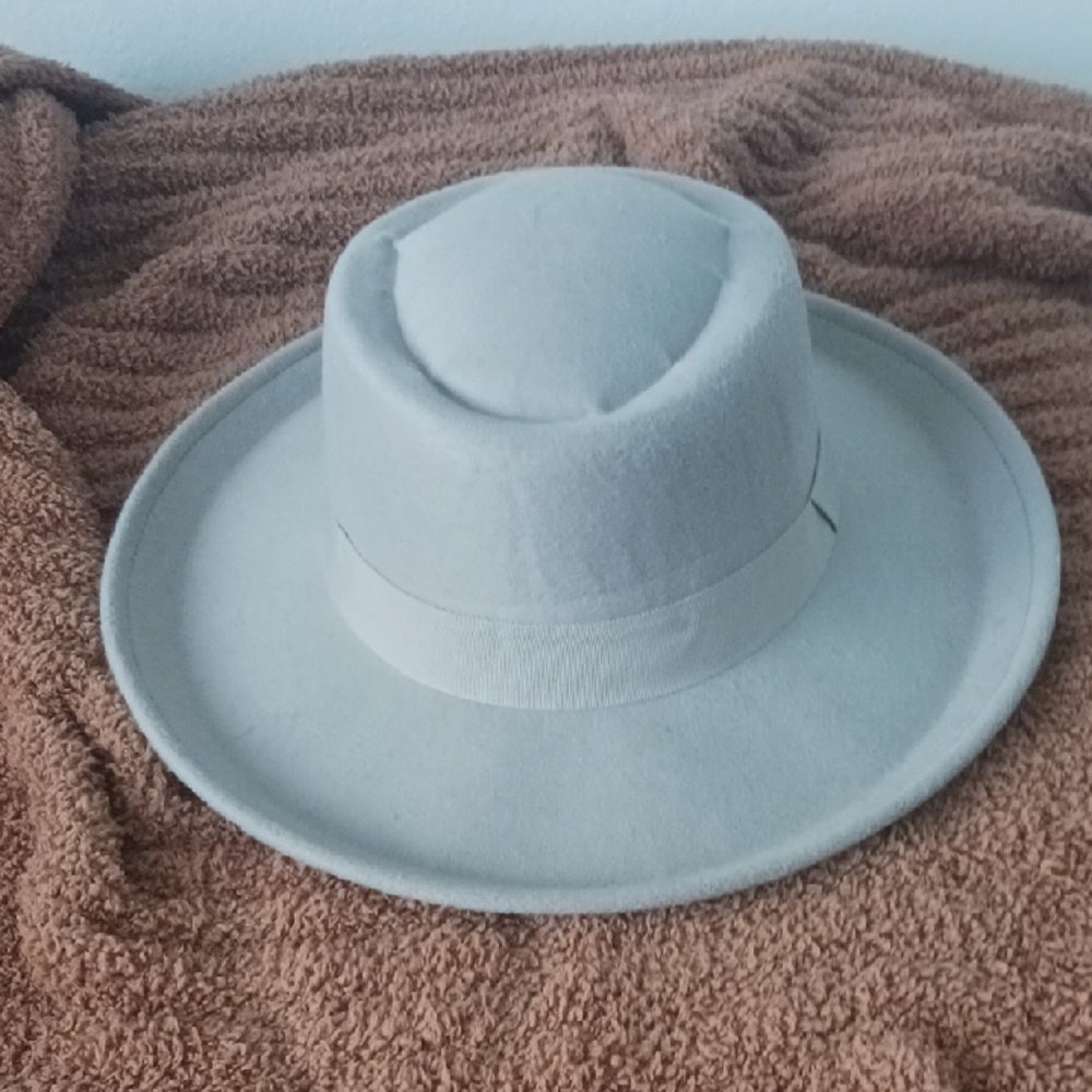 Stylish Gray Felt Wide-Brim Hat